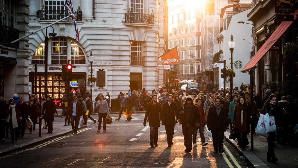 Les gens qui marchent dans la rue commerçante