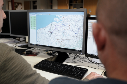 Transportplanner aan het werk met ritplanningssoftware