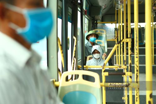 passagers avec des masques dans un bus