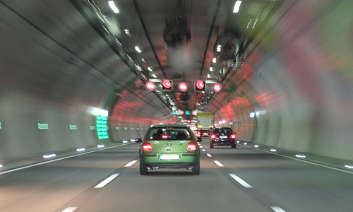 voiture dans un tunnel