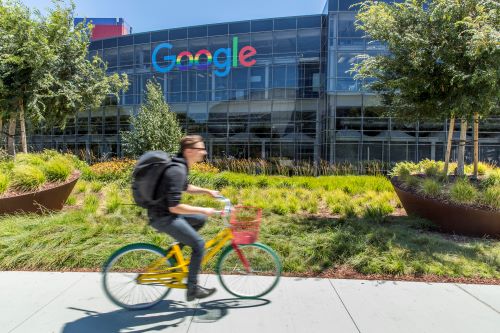 cycliste devant Google