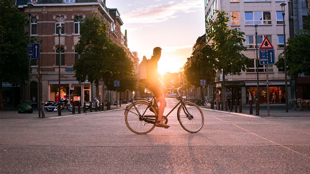 Mann Fahrrad Sonnenuntergang