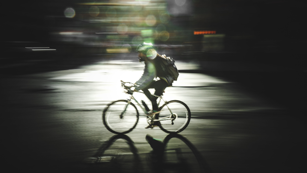 Fahrradfahrer im Dunkeln