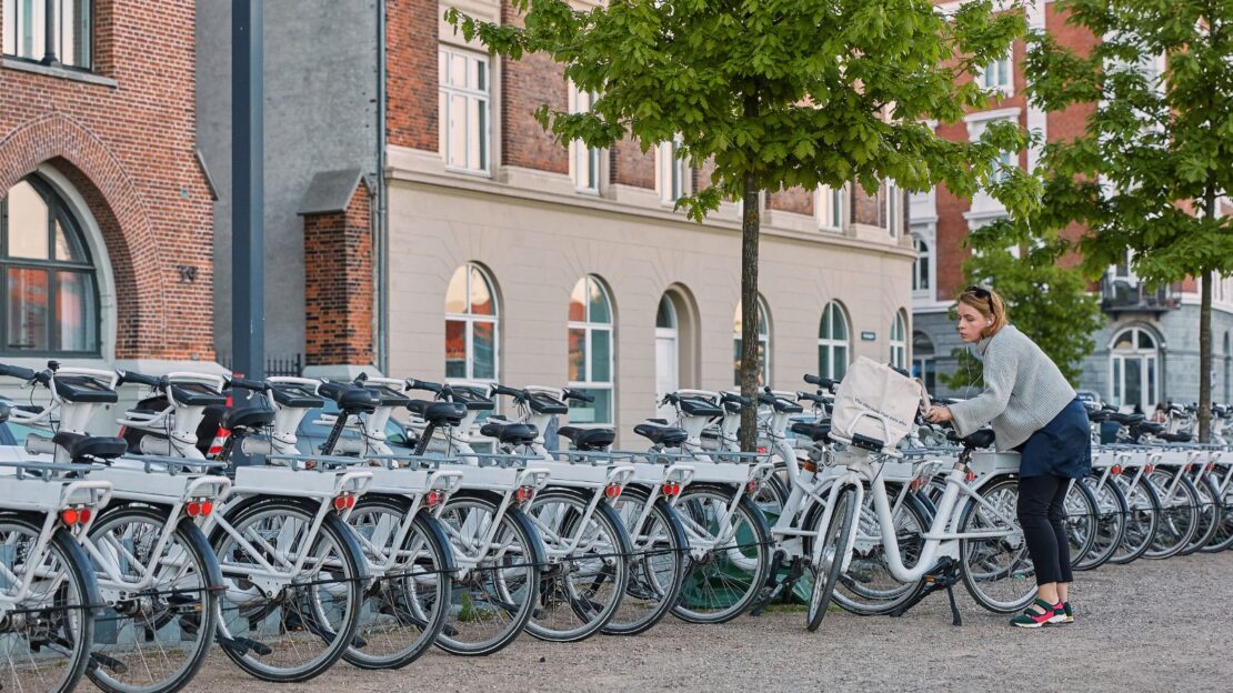 Blogbeitrag - Top 5 Die fahrradfreundlichsten Städte in Deutschland. Frau leiht sich ein Fahrrad aus.