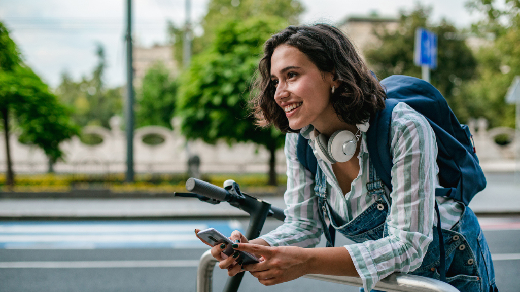 Gen Z mit E-Scooter